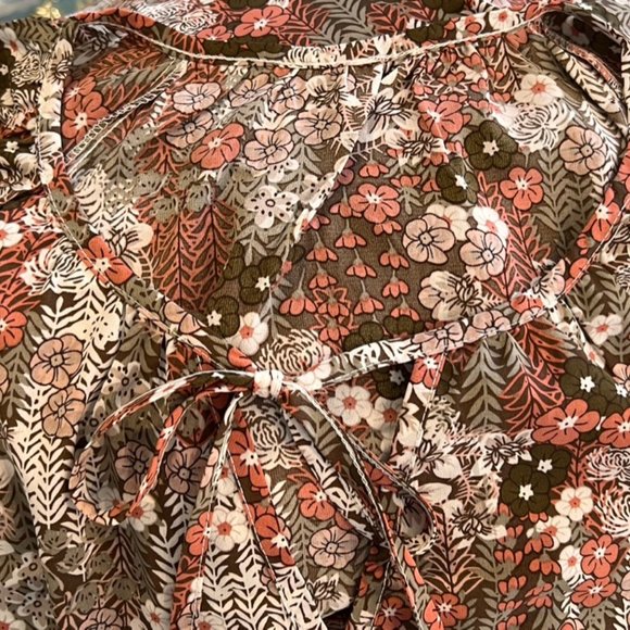 Breezy Floral Flutter Sleeve Peasant Blouse - Picture 5 of 6